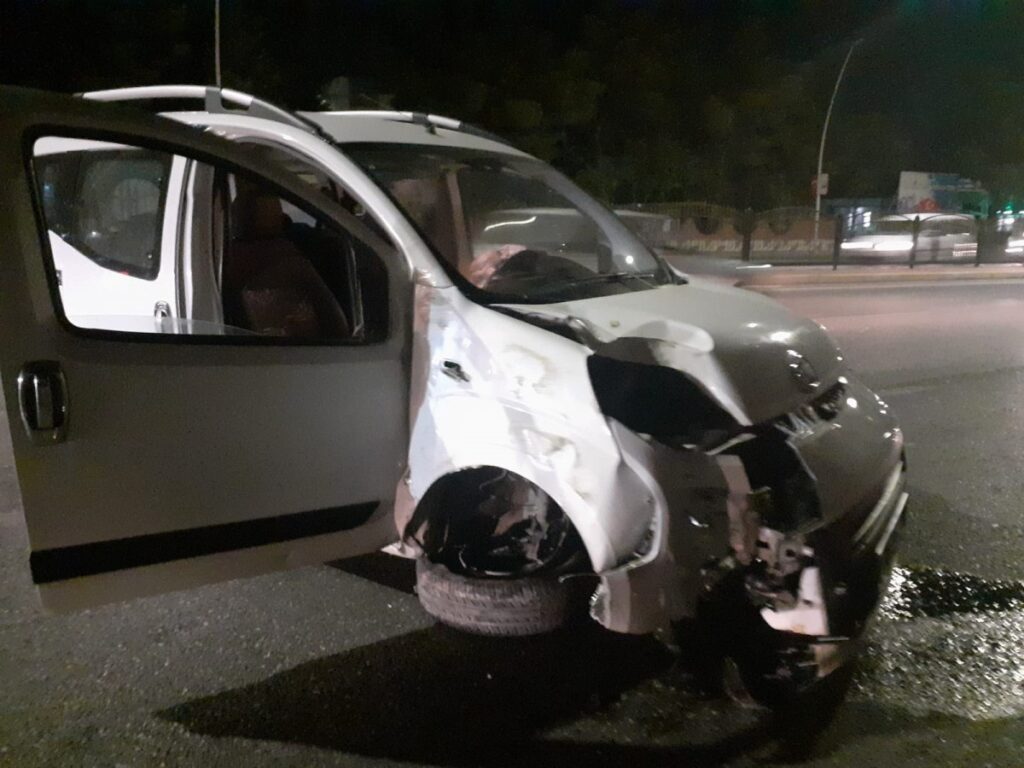 Şanlıurfa’da Hafif ticari araç direğe çarptı