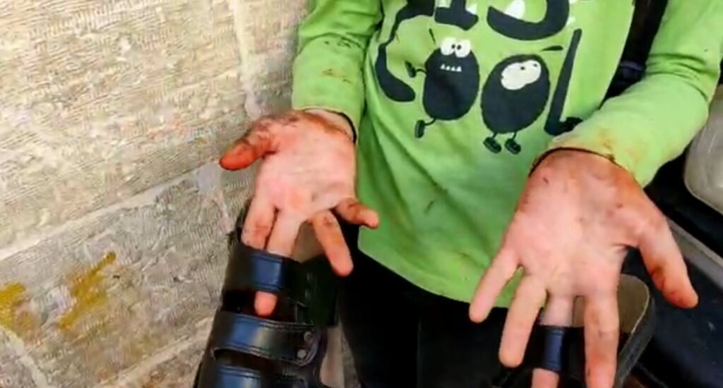 Şanlıurfa’da Kalem değil ayakkabı boyası tutan ellere Rahmet Derneği’nden yardım eli