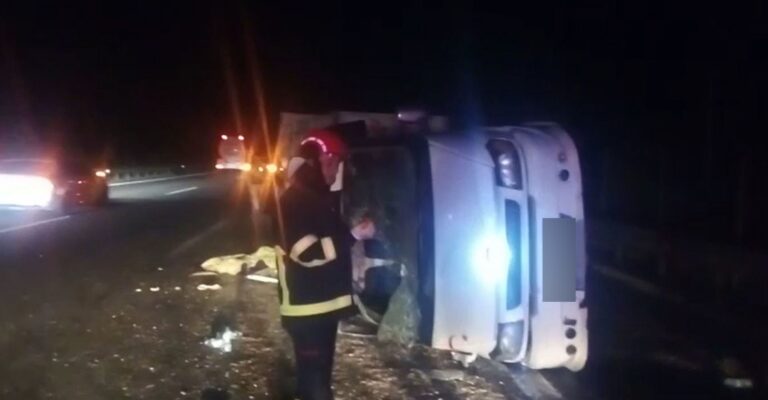 Şanlıurfa’da Mevsimlik tarım işçilerini taşıyan minibüs devrildi: 9 yaralı