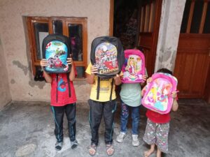 Şanlıurfa’da Öğrencilerin yüzü kırtasiye setiyle güldü