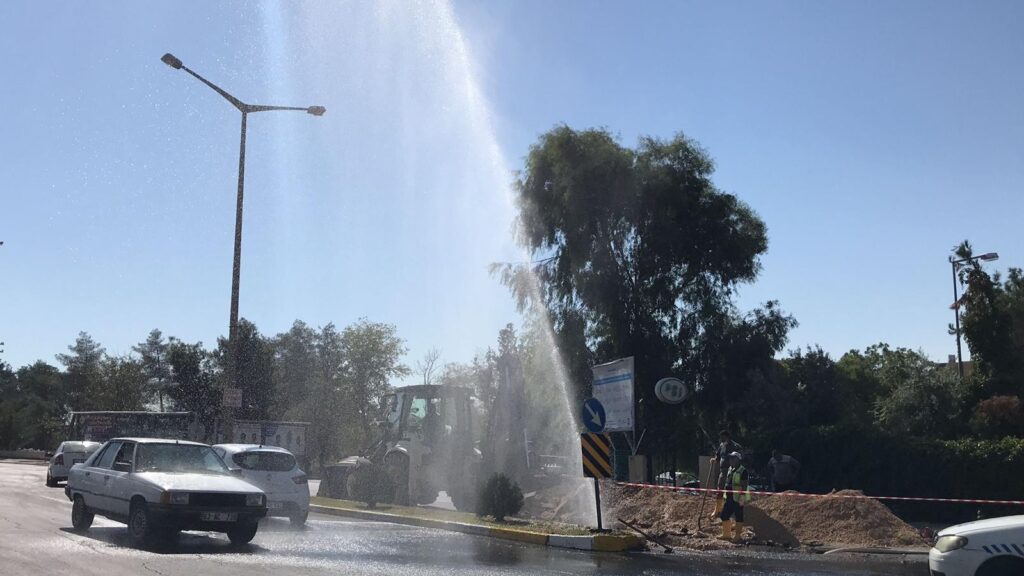 Şanlıurfa’da Patlayan su borusu altında arabalarını yıkadılar