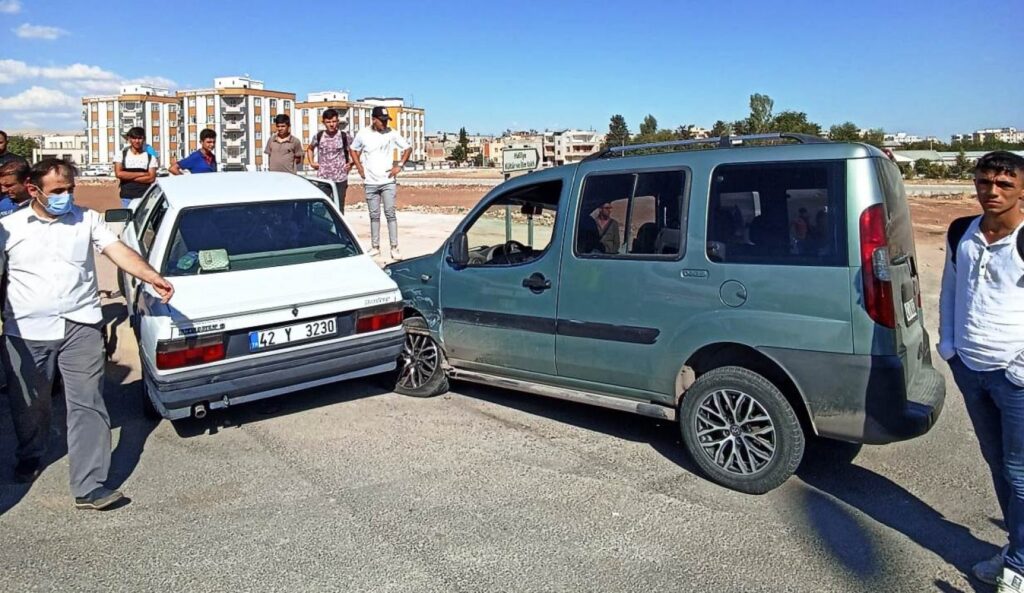 Şanlıurfa’da otomobil ile kamyonet çarpıştı