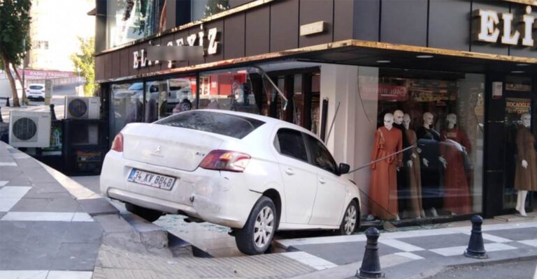 Şanlıurfa’da otomobil iş yerine daldı