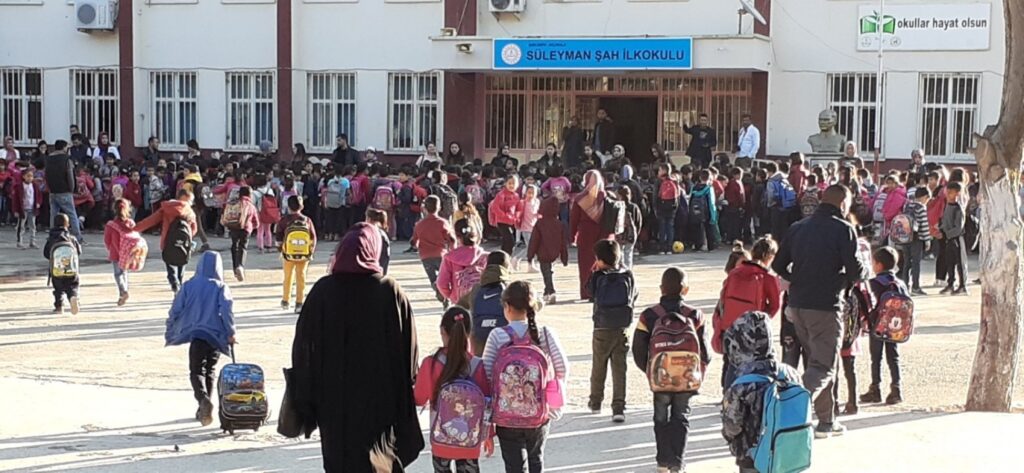 Savaş ve pandemi mağduru ilçede okullar açıldı