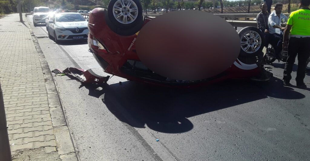 Şanlıurfa’da Takla atan araçtan burunları bile kanamadan çıktılar!