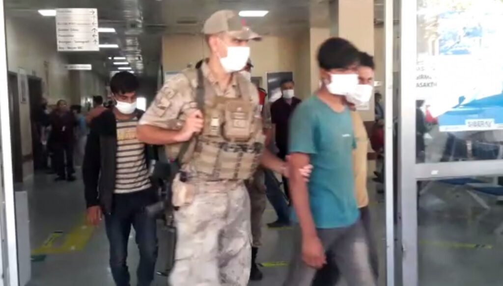 Taliban’dan kaçan 5 Afgan, Karaköprü’de yakalandı!