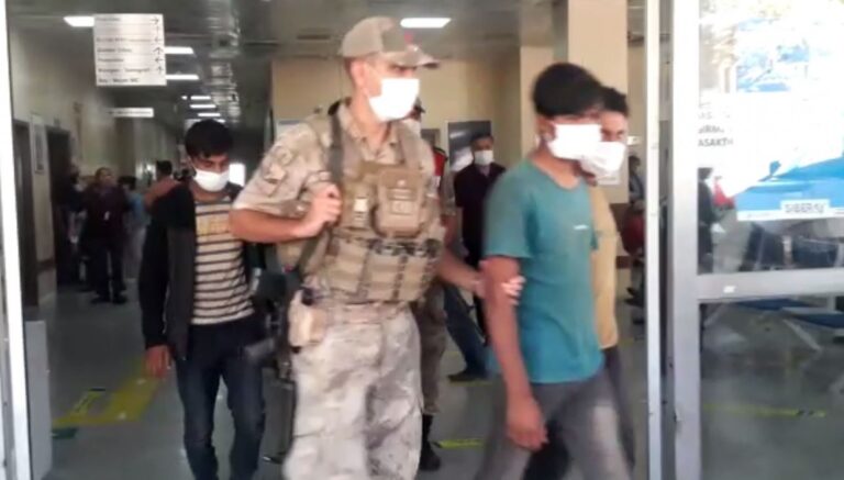Taliban’dan kaçan 5 Afgan, Karaköprü’de yakalandı!
