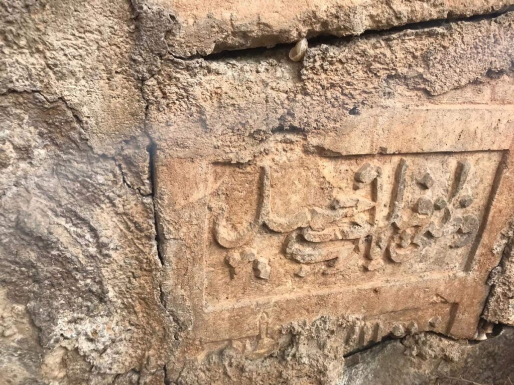 Urfa’da tarihi taşı park duvarına yama yapmışlar!