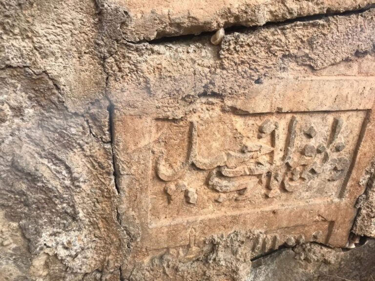 Urfa’da tarihi taşı park duvarına yama yapmışlar!