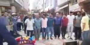 Urfalılardan asfalt yola davullu zurnalı kutlama!