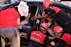 Şanlıurfa’da yönlendirme tabelasına çarpan otomobilin sürücüsü öldü