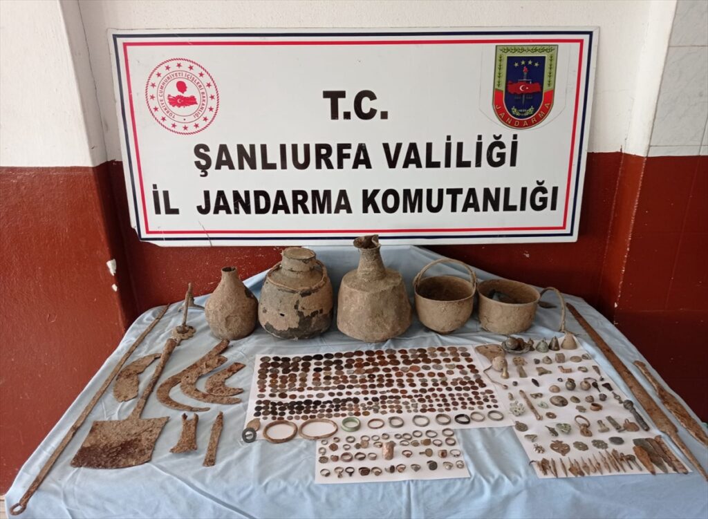 Şanlıurfa’da çeşitli dönemlere ait 528 parça tarihi eser ele geçirildi