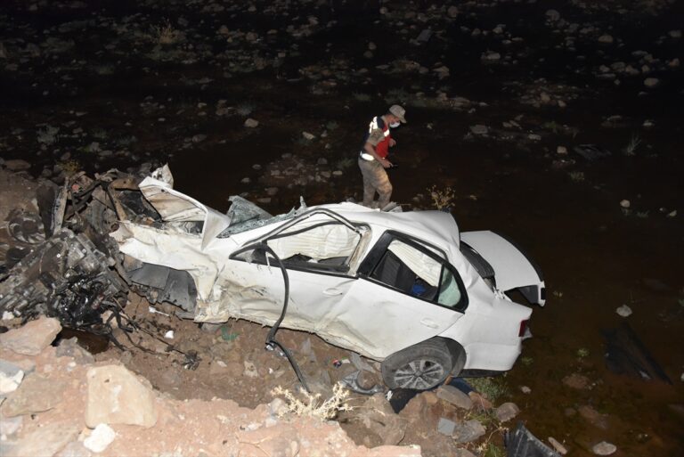 Siverek’te köprüden düşen otomobildeki iki kardeş öldü, bir kişi yaralandı