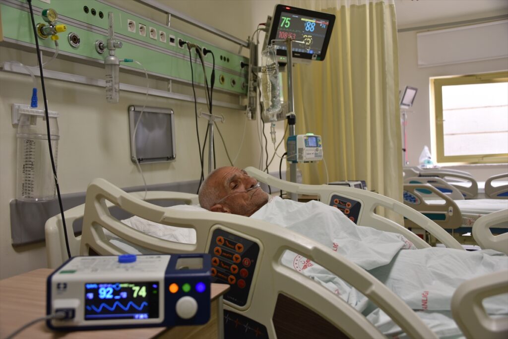 Şanlıurfa’da Tedavisi yoğun bakımda süren 73 yaşındaki Kovid-19 hastasından “aşı olun” çağrısı