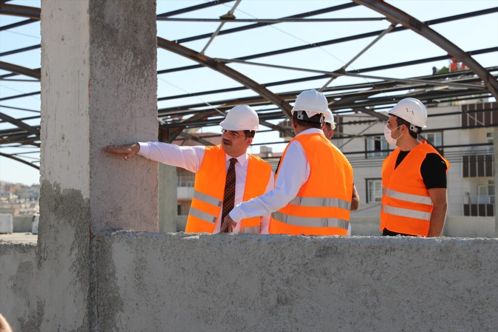 Haliliye Belediye Başkanı Canpolat, yapımı devam projeleri inceledi