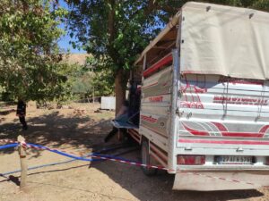 Şanlıurfa’da Durdurmaya çalıştığı kamyonetle ağaç arasına sıkışan sürücü öldü