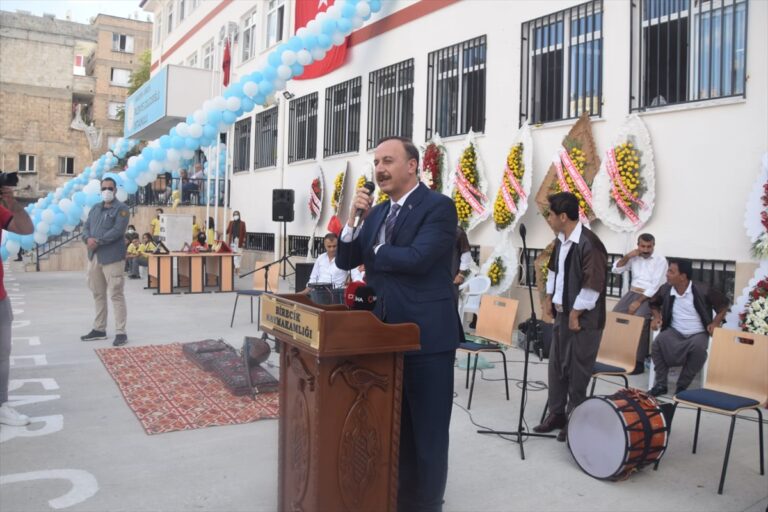 Şanlıurfa’da hayırseverlerin katkılarıyla yaptırılan okullar eğitime açıldı