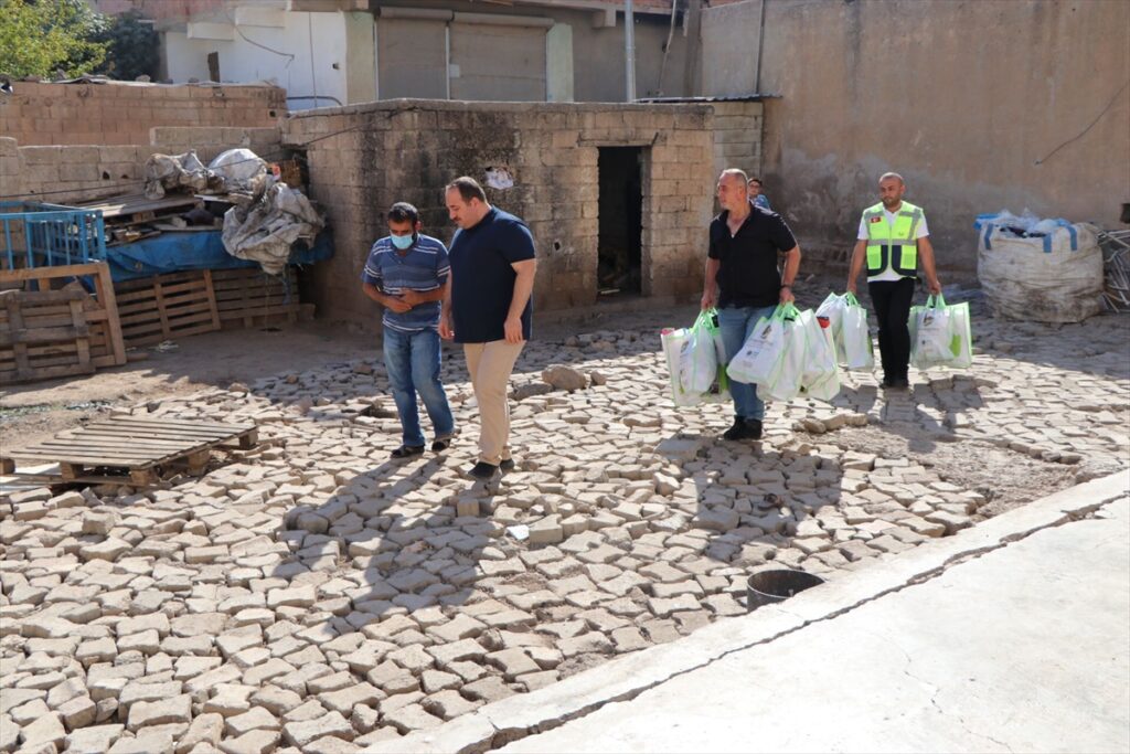 Viranşehir’de öğrencilere okul yardımı