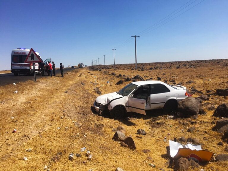 Şanlıurfa’da otomobil şarampole devrildi: 2 yaralı