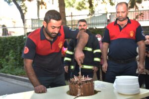 Siverek’te Yangın ihbarına giden itfaiye ekibine öğrencilerden sürpriz kutlama