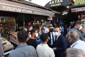 Şanlıurfa Valisi Erin, tarihi çarşılarda halkla buluştu