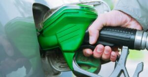 Benzinin litresine 44 kuruş zam!