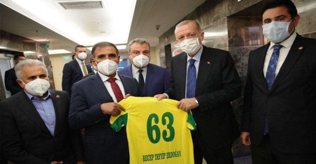 Cumhurbaşkanı Erdoğan’a Şanlıurfaspor forması hediye ettiler