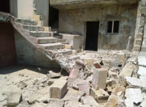 Eyyübiye’de madde bağımlıları evi harabeye çevirdi