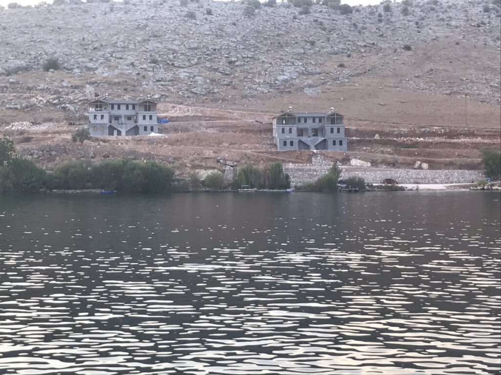 Halfeti’de kaçak yapılar yükseliyor