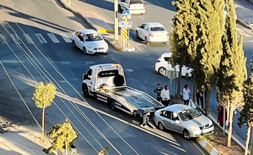 Haliliye’de otomobil refüje çıktı