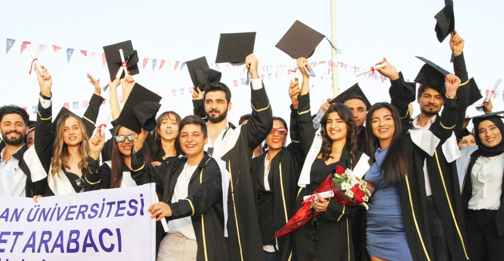 Harran Üniversitesi’nde mezuniyet coşkusu