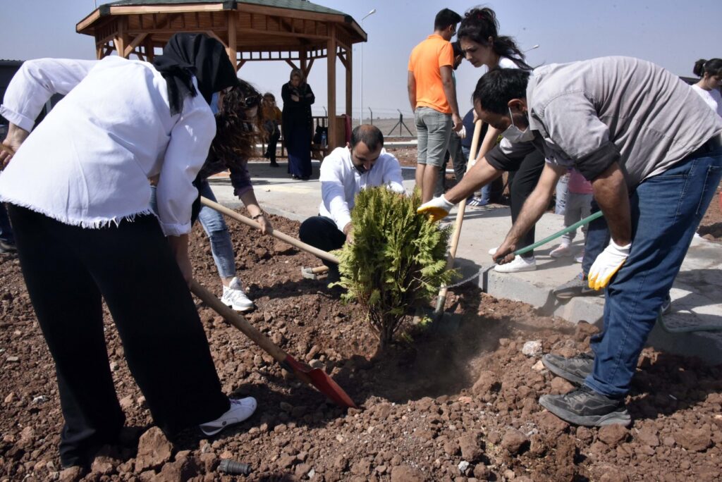 Şanlıurfa’da Hayvanseverler rehabilitasyon merkezini ağaçlandırdı