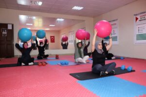 Karaköprü’de kadınlar spor yapıyor