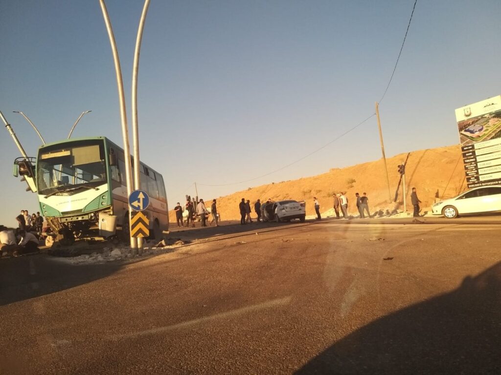 Şanlıurfa’da otobüs ile otomobilin çarpıştığı kazada ölenlerin sayısı 2’ye yükseldi