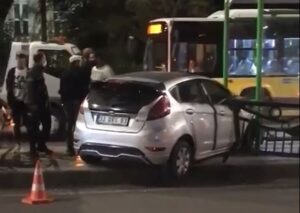 Şanlıurfa’da otomobil durağa daldı