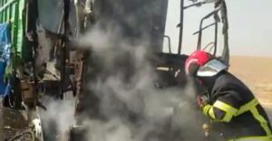 Şanlıurfa’da pamuk yüklü kamyon alev alev yandı