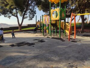 Urfa’da bağımlılar parkın oyun alanını harabeye çevirdiler!