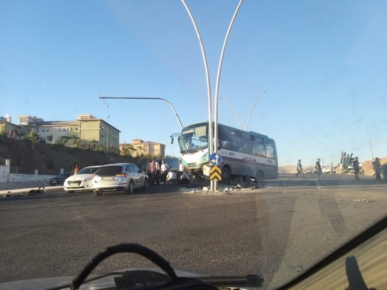 Urfa’da otobüs ile otomobil çarpıştı: 5’i ağır 8 yaralı