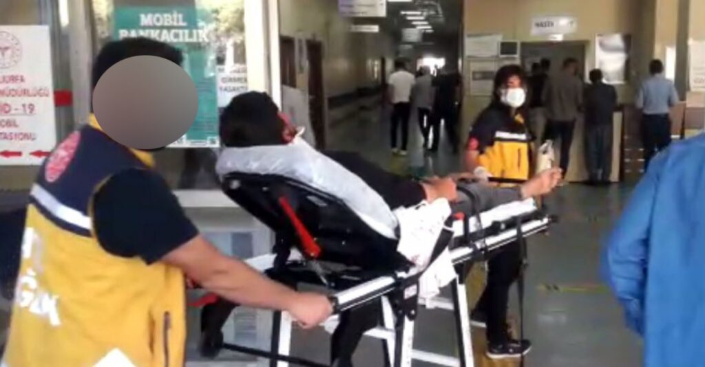 Urfa’da refüje çarpan minibüs devrildi: 3 yaralı