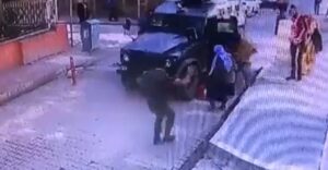 Viranşehir’de küçük çocuk zırhlı polis aracının altında kaldı