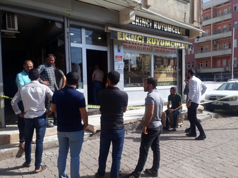 Viranşehir’de kuyumcuyu soyan hırsızlar, bir miktar altınla kaçtı