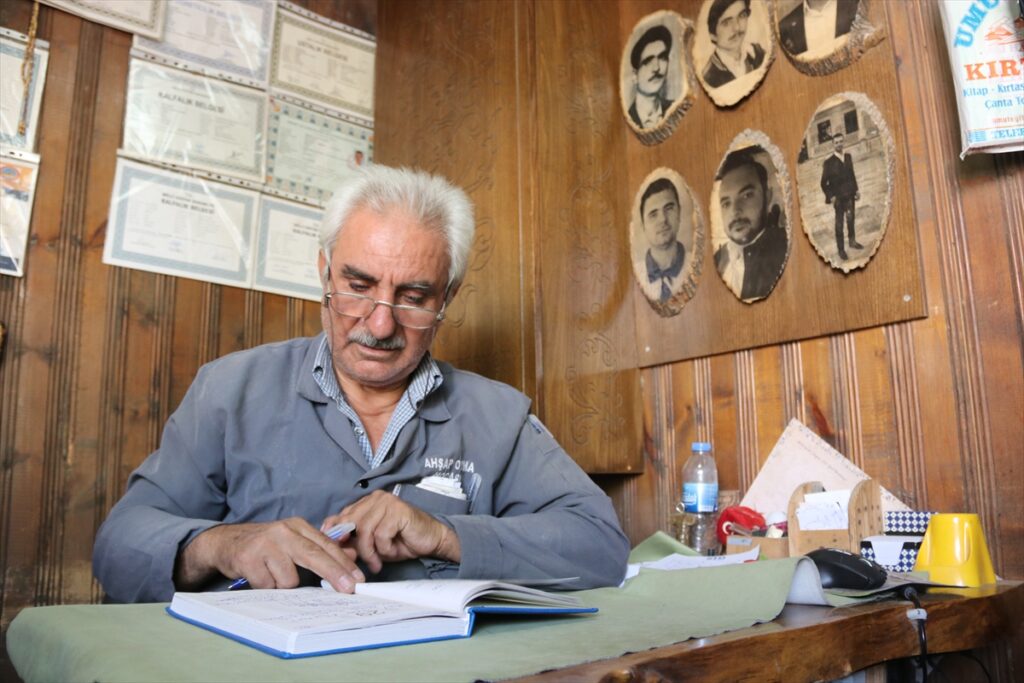 Şanlıurfa’da Ahşap oyma sanatını kitapla gelecek nesillere aktarmayı hedefliyor