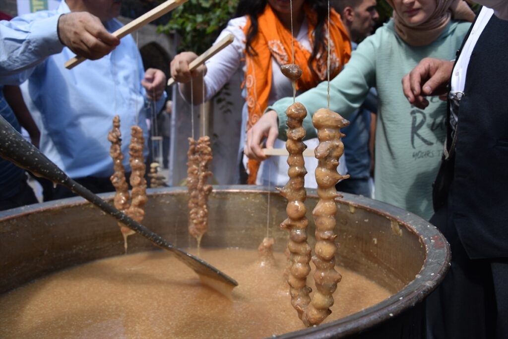 Siverek’te kazanlar pestil ve pekmez için kaynadı