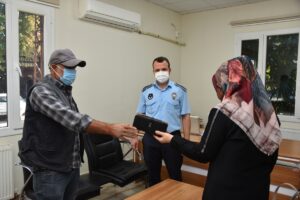 Şanlıurfa’da seyyar satıcının bulduğu cüzdan sahibine ulaştırıldı