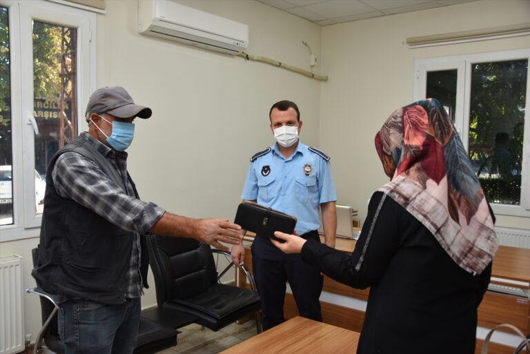 Şanlıurfa’da seyyar satıcının bulduğu cüzdan sahibine ulaştırıldı