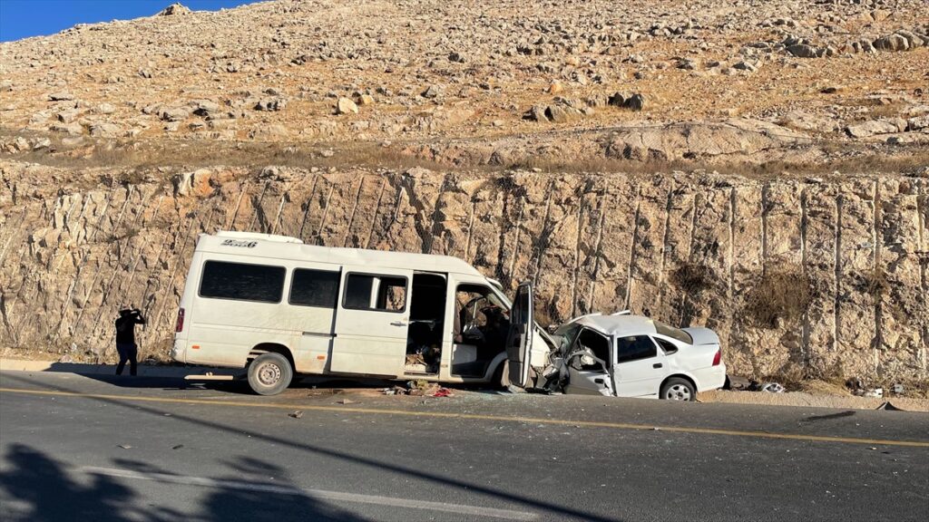 Şanlıurfa’da trafik kazasında 1 kişi öldü, 17 kişi yaralandı