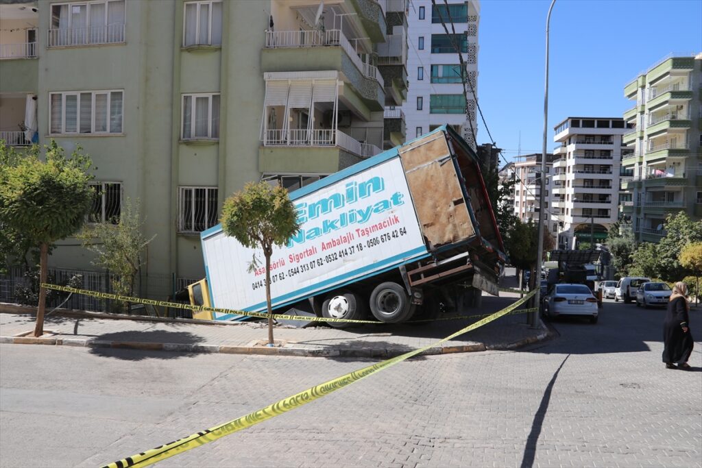 Şanlıurfa’da Freni boşalan nakliye kamyonu apartmanın duvarına çarptı
