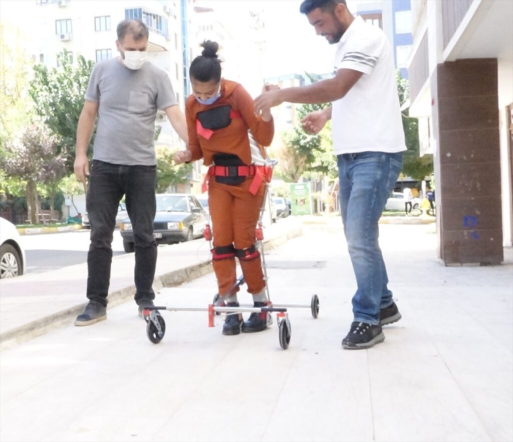 Şanlıurfa’da Serebral palsi hastası çocuk yürüme cihazına kavuştu