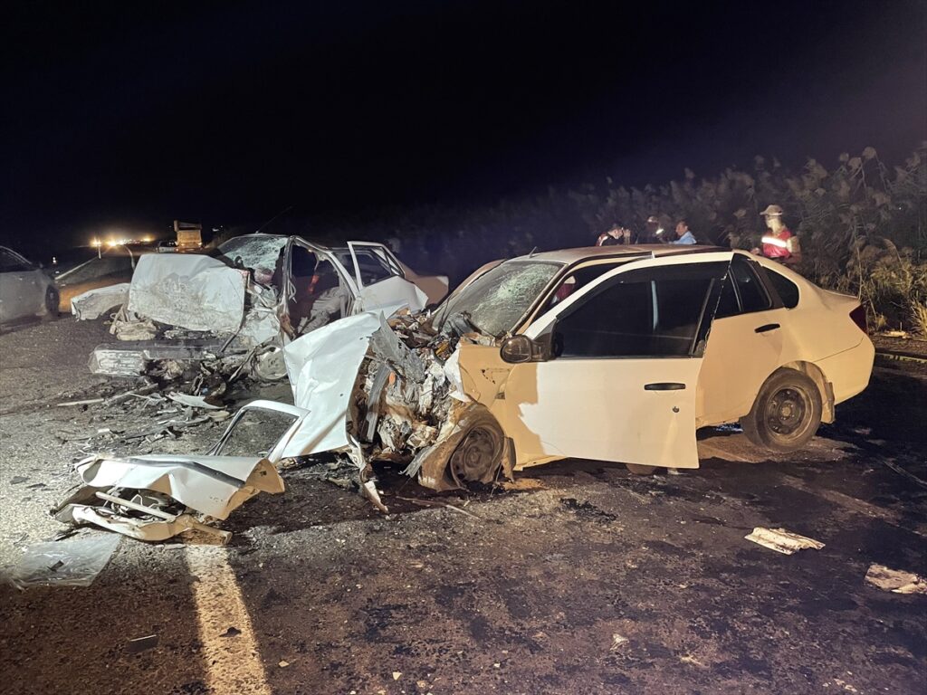 Şanlıurfa’da iki otomobilin çarpıştığı kazada 2 kişi öldü