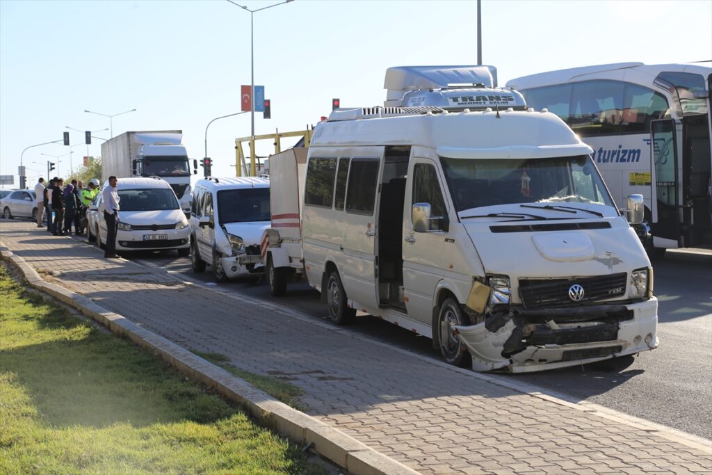 Gaziantep Şanlıurfa karayolunda 9 aracın karıştığı zincirleme trafik kazasında iki kişi yaralandı